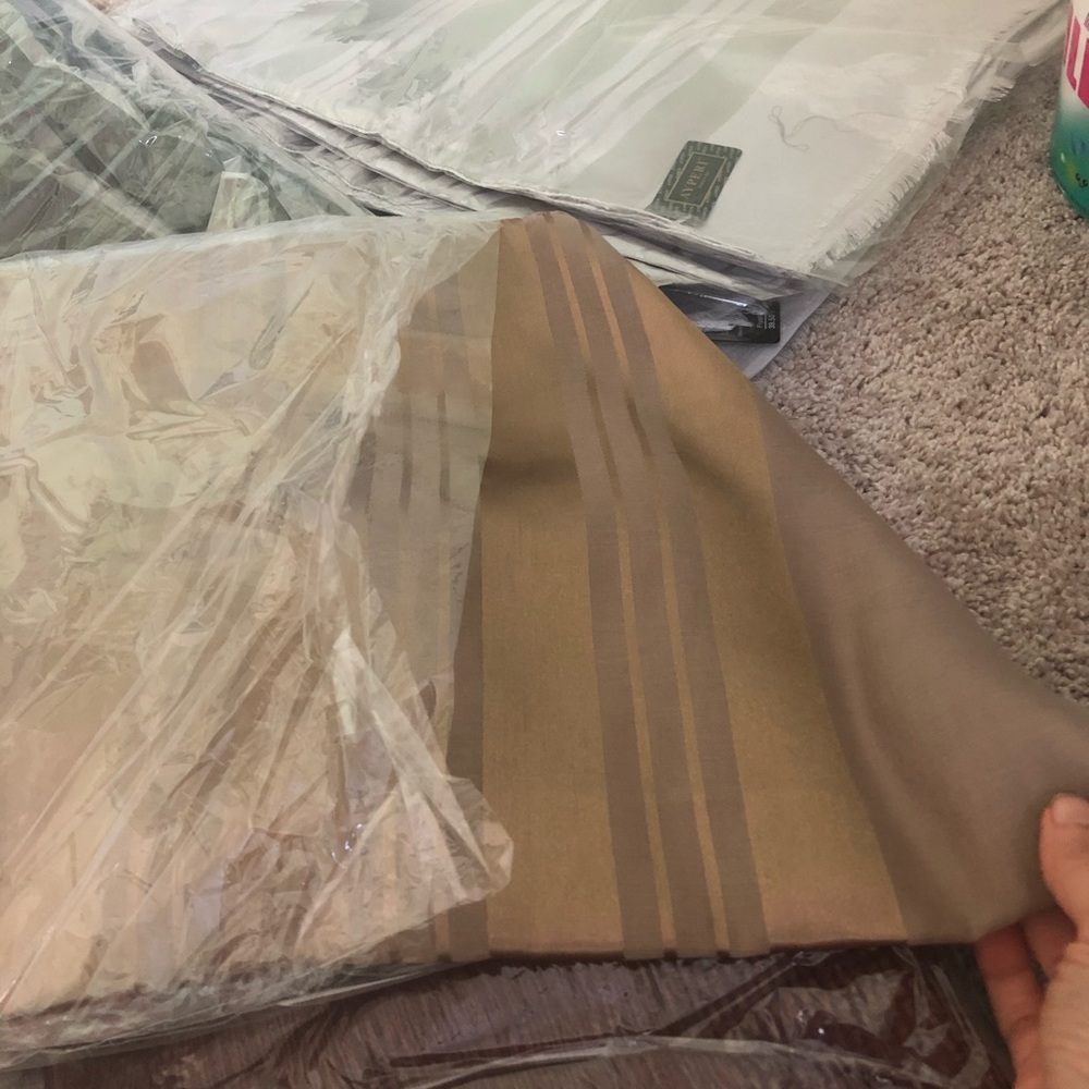 Clothes - Picture 7 of 16